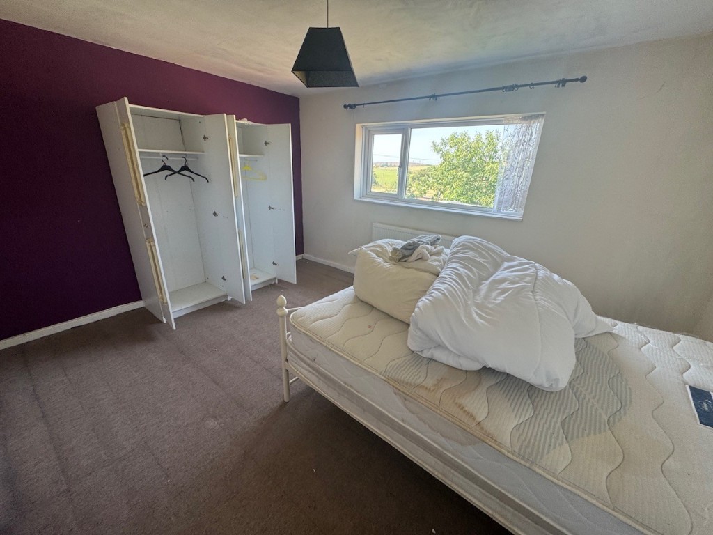 Lot: 152 - THREE-BEDROOM SEMI-DETACHED HOUSE FOR IMPROVEMENT AND REFURBISHMENT - Bedroom 1